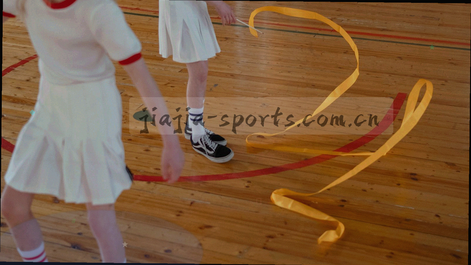 深色数据仪表盘风格的抽象比分界面，横排比分条与表格线条交错排列